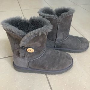 Women’s grey Uggs. Size 6
